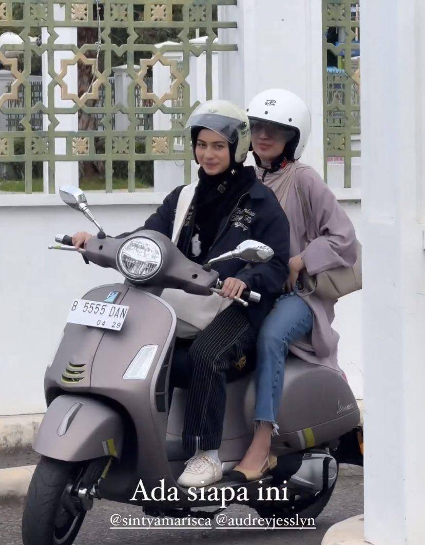 potret Sintya Marisca touring naik vespa di Aceh (Instagram.com/hassanalaydrus)