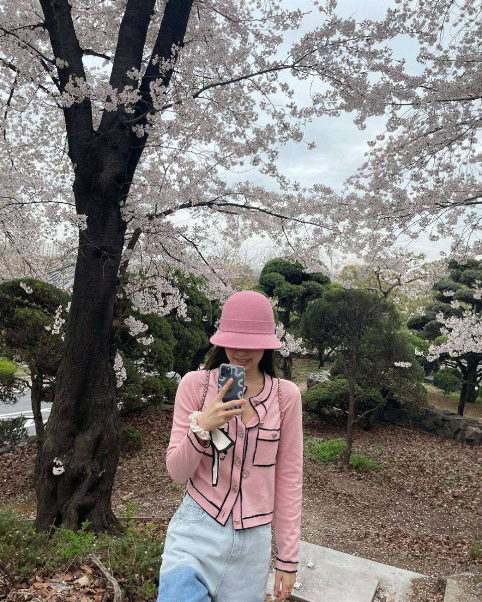 ide outfit girly pakai cardigan ala Jennie BLACKPINK (instagram.com/jennierubyjane)