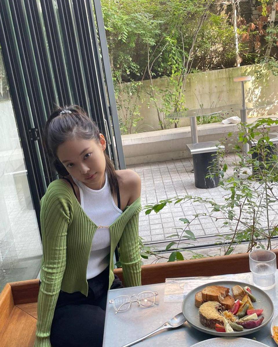 ide outfit girly pakai cardigan ala Jennie BLACKPINK (instagram.com/jennierubyjane)