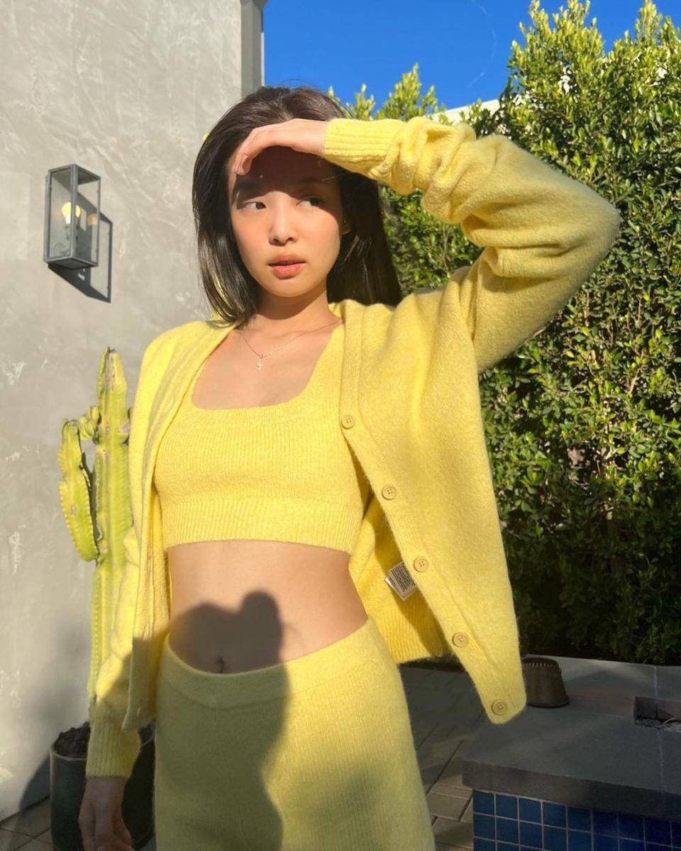 ide outfit girly pakai cardigan ala Jennie BLACKPINK (instagram.com/jennierubyjane)
