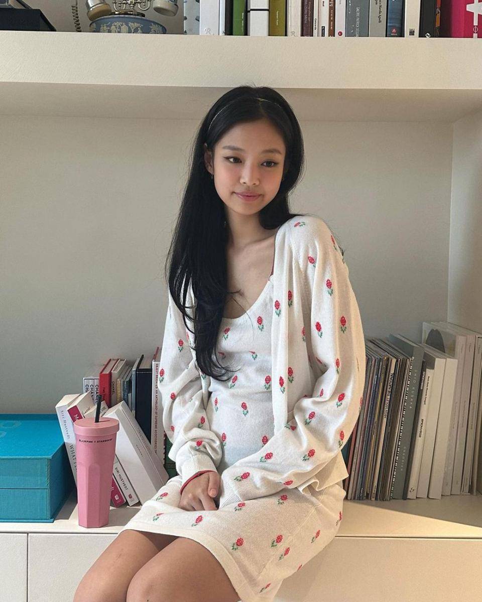 ide outfit girly pakai cardigan ala Jennie BLACKPINK (instagram.com/jennierubyjane)