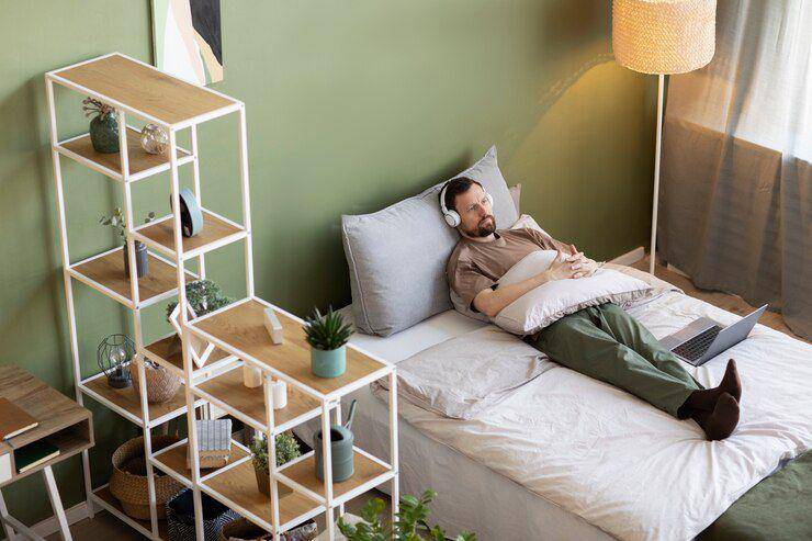 tenang di kamar kos (freepik.com/freepik)