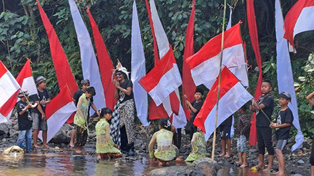 Potret warga Kampung Gerabah Penanggungan Kota Malang saat menggelar Upacara 17 Agustus di pinggir Sungai Brantas, Kamis (17/8/2023). (malangkota.go.id)