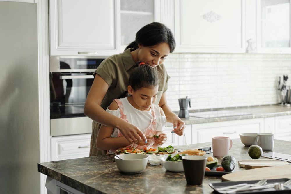 ilustrasi ibu dan anak perempuan masak bareng (pexels.com/August de Richelieu)