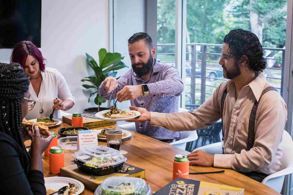 ilustrasi makan bersama (unsplash.com/logan jeffrey)