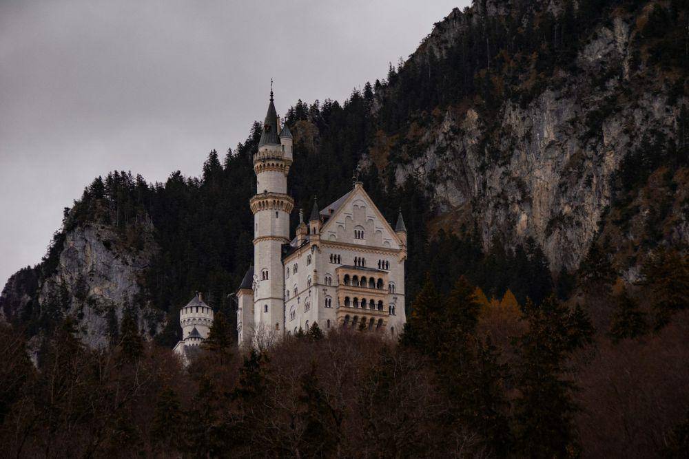 Kastil Neuschwanstein (unsplash.com/Mike Yukhtenko)