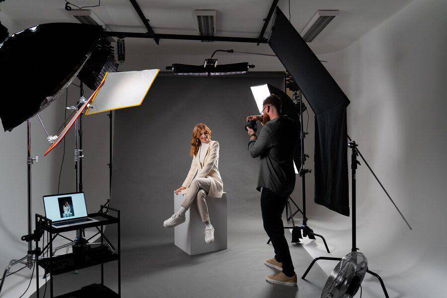Ilustrasi studio foto (freepik.com/bigshottheory)
