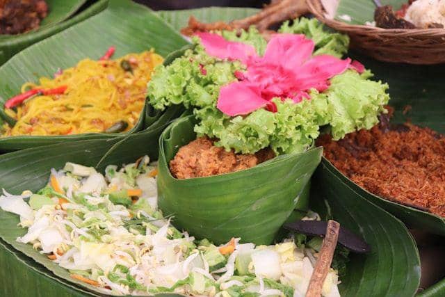 ilustrasi pecel yang dijual di pasar (unsplash.com/Mufid Majnun)