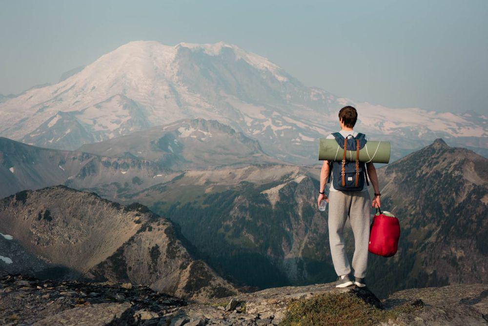 ilustrasi hiking (pexels.com/Dziana Hasanbekava)