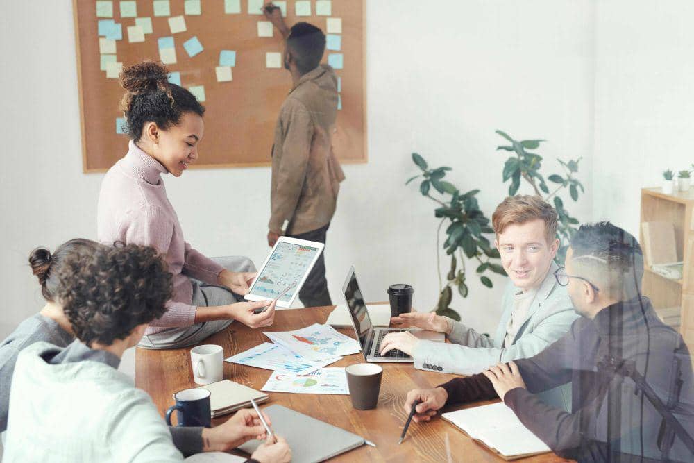 ilustrasi rapat di kantor (pexels.com/fauxels)