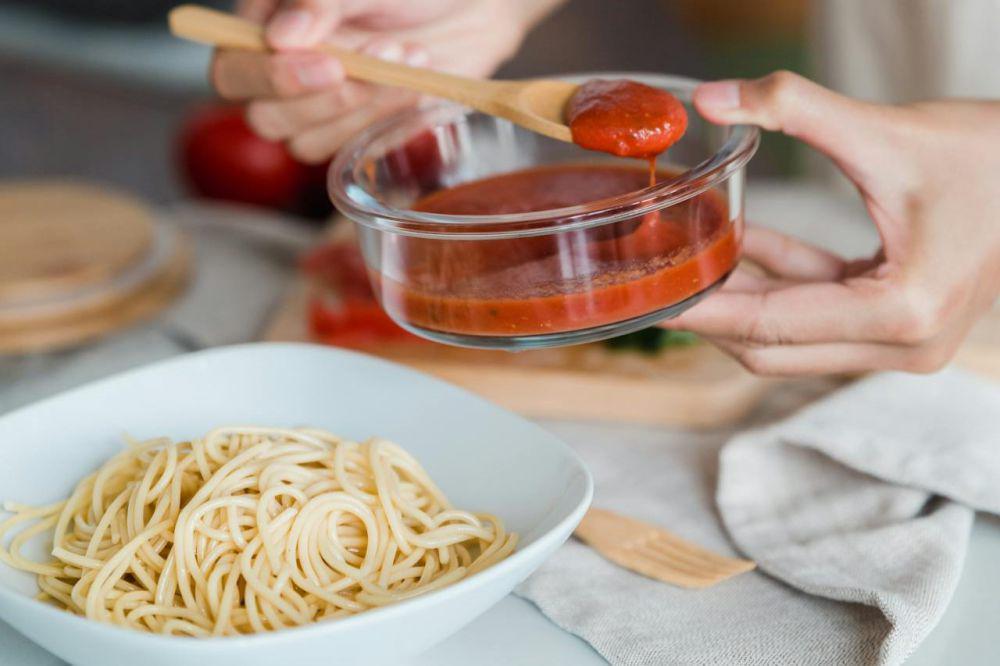 ilustrasi pasta dan saus arrabbiata (pexels.com/Greta Hoffman)