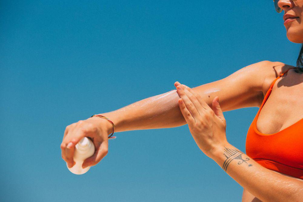 ilustrasi memakai sunscreen (pexels.com/Mikhail Nilov)