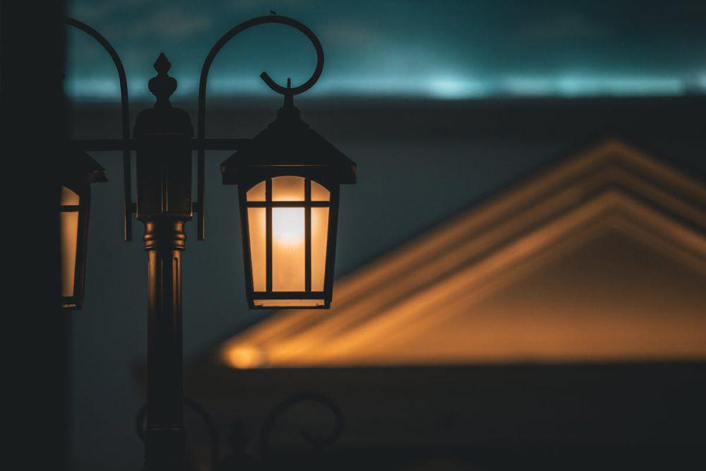 ilustrasi lampu luar rumah (pexels.com/Muffin Creatives)