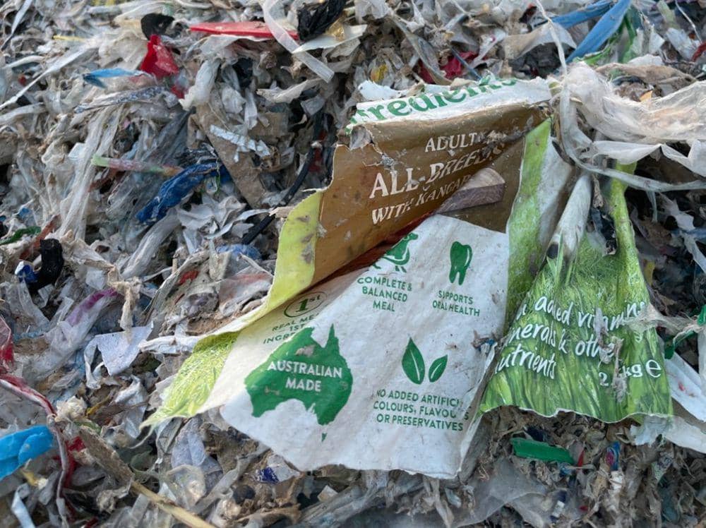 Sampah scrap plastik dari Australia ditemukan di illegal dumpsite Desa Gedangrowo Sidoarjo. (Dok: Ecoton)