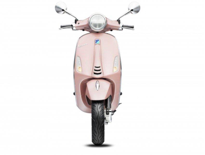 ilustrasi tampilan depan Vespa Primavera Pink Rosa 150 i-get ABS (dok. 2banh.vn)