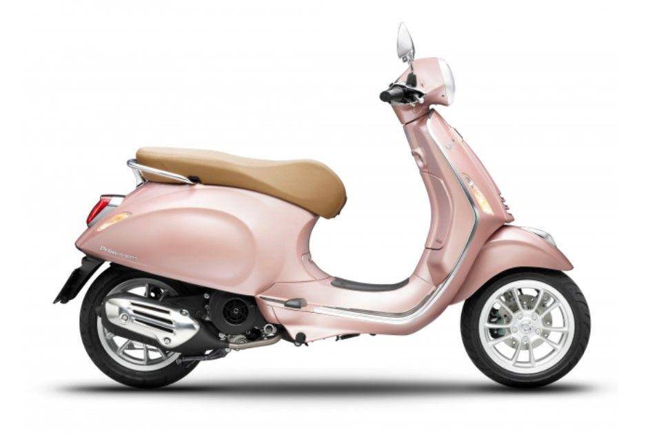 ilustrasi tampilan depan Vespa Primavera Pink Rosa 150 i-get ABS (dok. 2banh.vn)