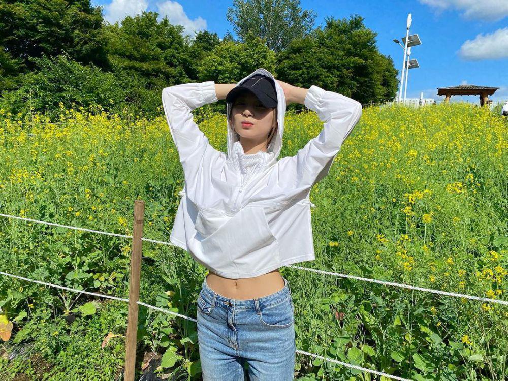outfit nuansa putih ala Tzuyu Twice (instagram.com/@thinkaboutzu)