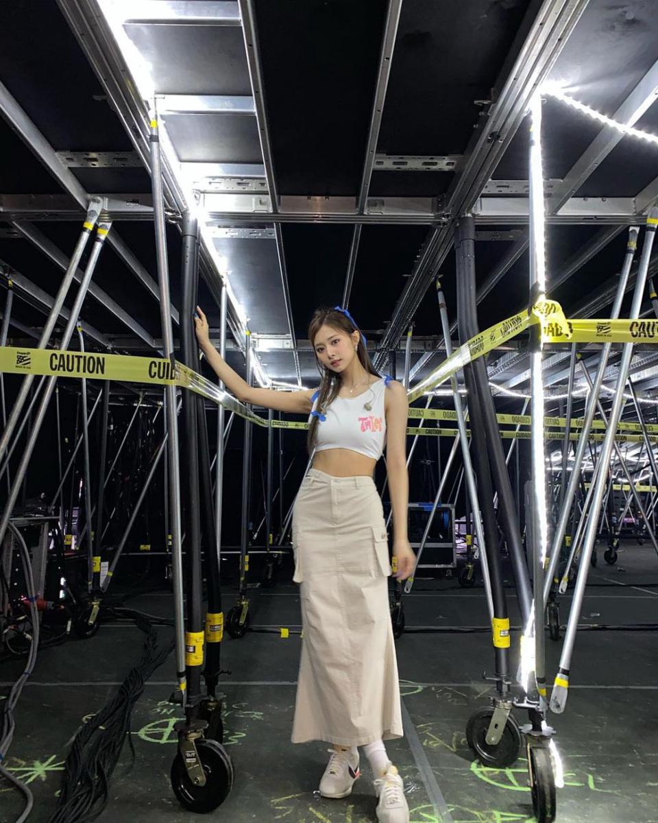 outfit nuansa putih ala Tzuyu Twice (instagram.com/@thinkaboutzu)
