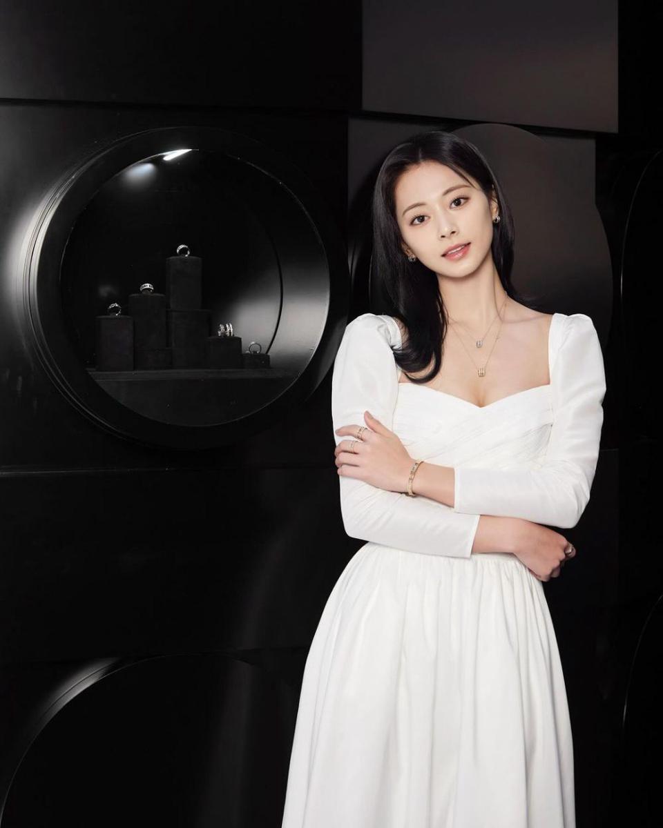 outfit nuansa putih ala Tzuyu Twice (instagram.com/@thinkaboutzu)