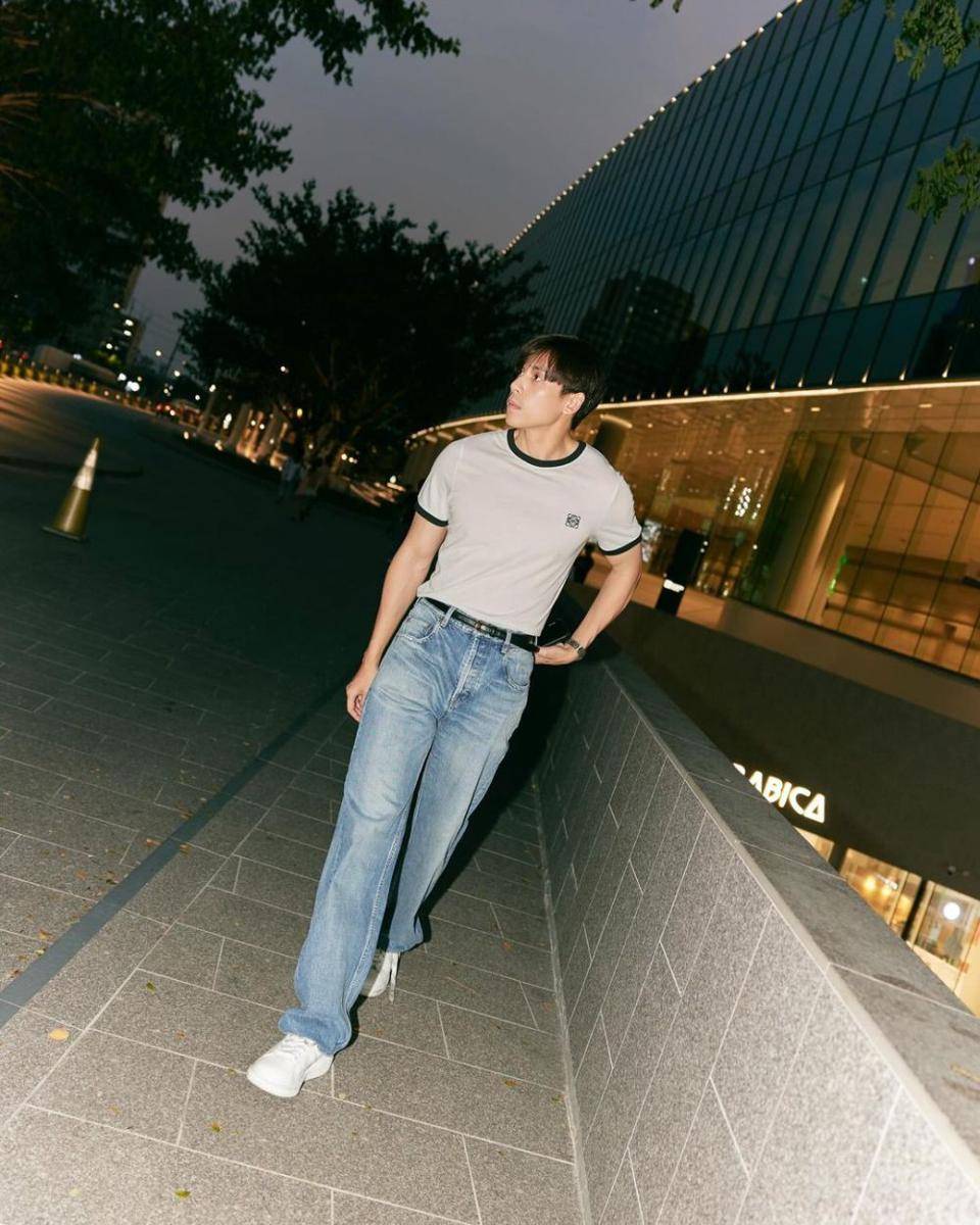 outfit loose pants jeans ala Jespipat Tilapornputt (instagram.com/jesjpp)