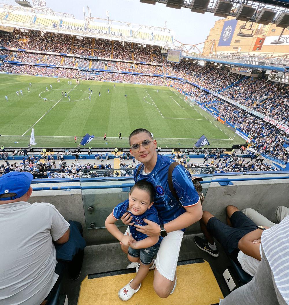 Potret Rezky Adhitya nonton Liga Inggris di stadion (instagram.com/thereal_rezkyadhitya)