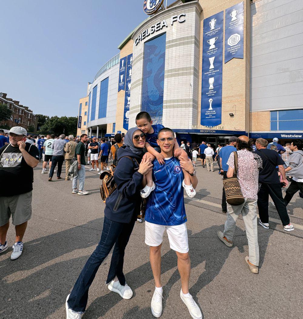 Potret Rezky Adhitya nonton Liga Inggris di stadion (instagram.com/thereal_rezkyadhitya)