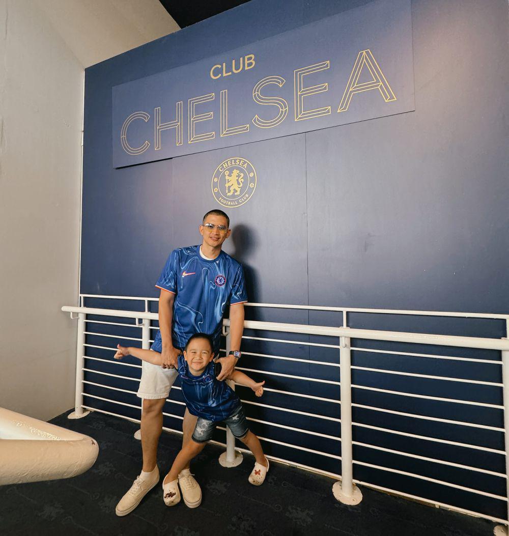 Potret Rezky Adhitya nonton Liga Inggris di stadion (instagram.com/thereal_rezkyadhitya)