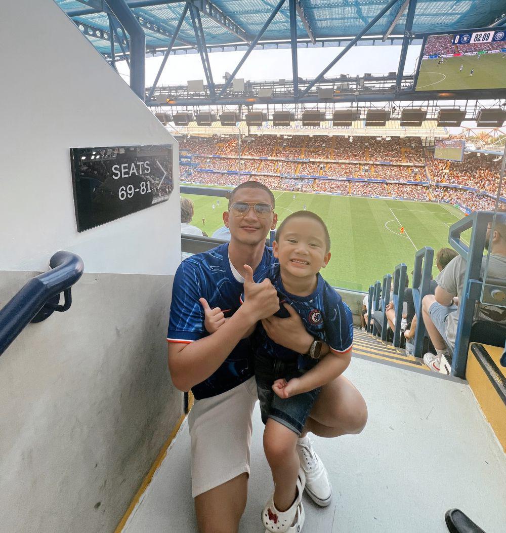 Potret Rezky Adhitya nonton Liga Inggris di stadion (instagram.com/thereal_rezkyadhitya)