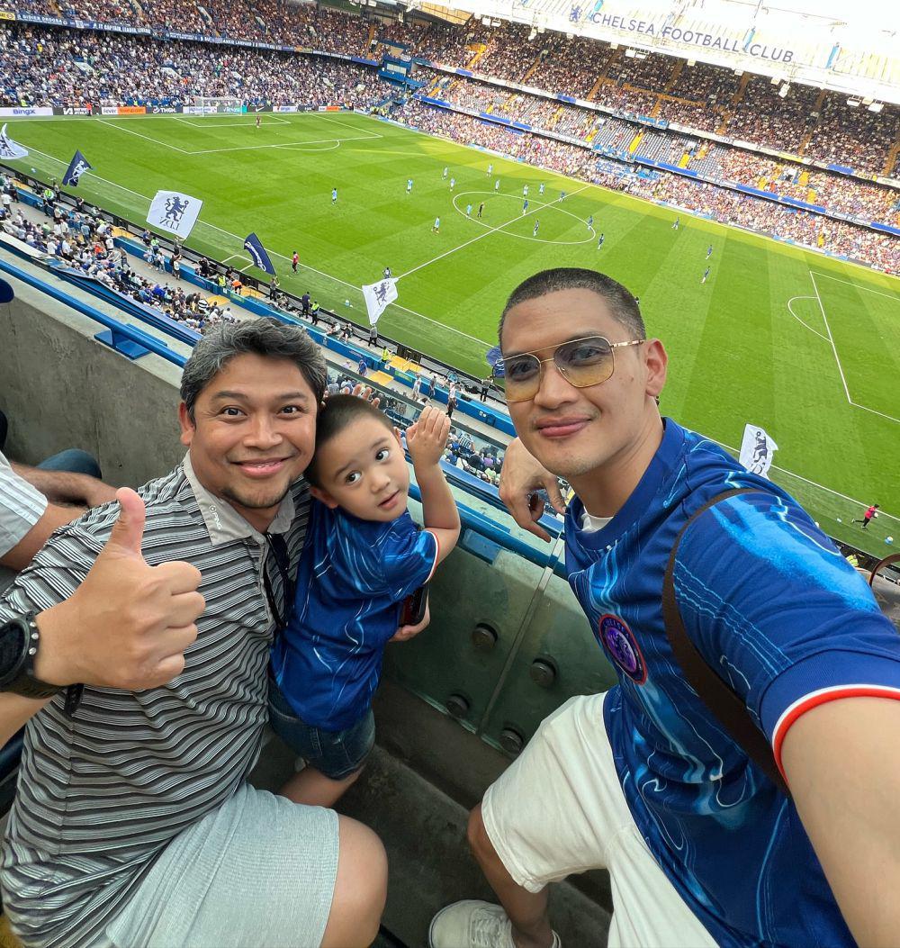 Potret Rezky Adhitya nonton Liga Inggris di stadion (instagram.com/thereal_rezkyadhitya)