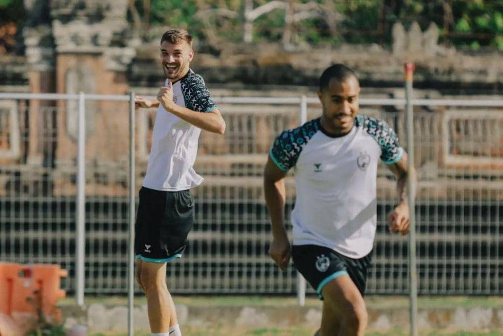 Pesan Pelatih PSM ke Suporter Jelang Lawan BG Pathum United