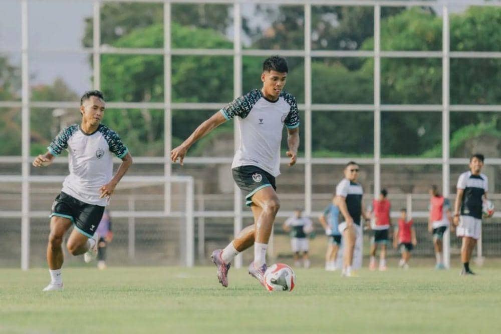 Dua pemain PSM Makassar, Fahrul Aditia (kiri) dan Abdul Rahman (kanan), dalam sesi latihan di Stadion Gelora Samudra Kuta pada Minggu 18 Agustus 2024. (Instagram.com/psm_makassar)