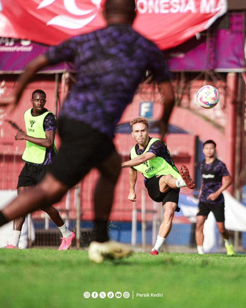Pemain Persik Kediri saat berlatih. Instagram.com/ persikfcofficial