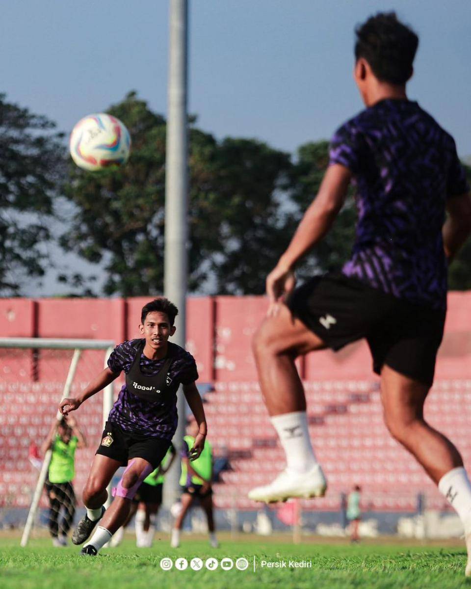 Pemain Persik Kediri saat berlatih. Instagram.com/ persikfcofficial
