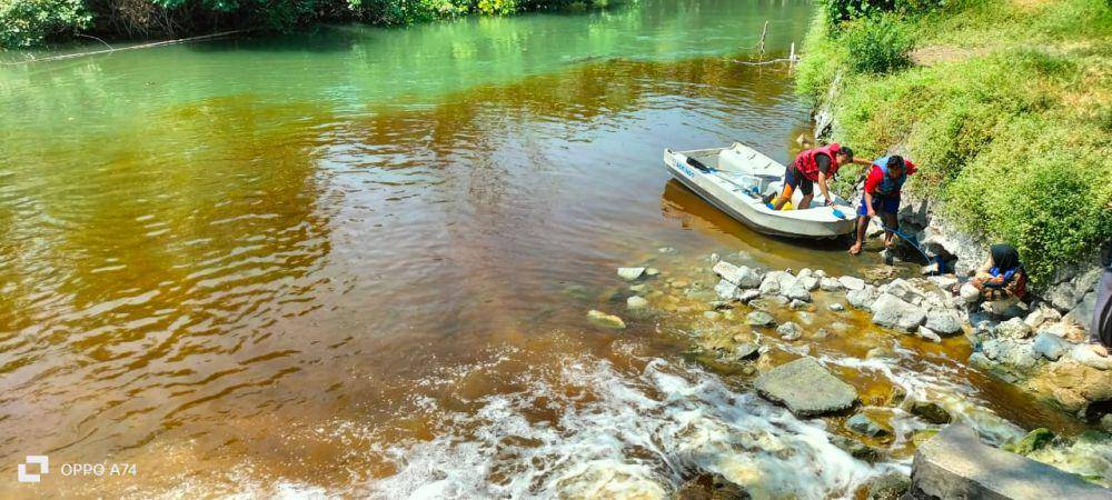Limbah pabrik kertas berwarna cokelat dan putih yang mencemari daerah aliran Sungai Brantas. (Dok: Ecoton)