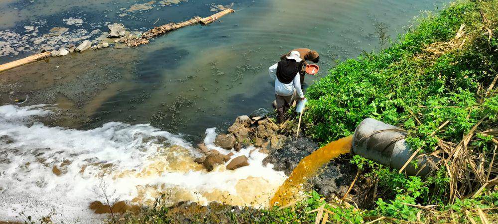 Limbah pabrik kertas yang mencemari daerah aliran Sungai Brantas. (Dok: Ecoton)