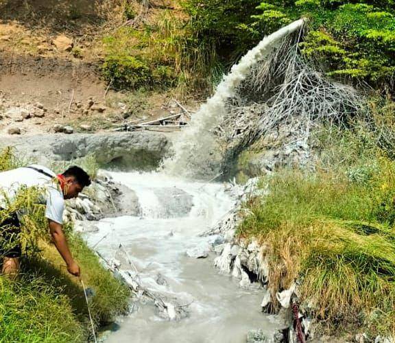 Limbah pabrik kertas berwarna putih yang mencemari daerah aliran Sungai Brantas. (Dok: Ecoton)