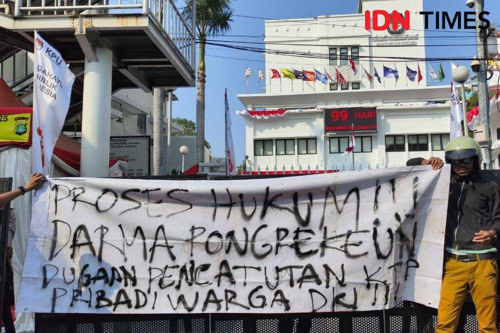 Sekelompok orang menggelar aksi terkait pencatutan NIK KTP warga DKI di depan Kantor KPU DKI Jakarta (IDN Times/Yosafat Diva Bayu Wisesa)