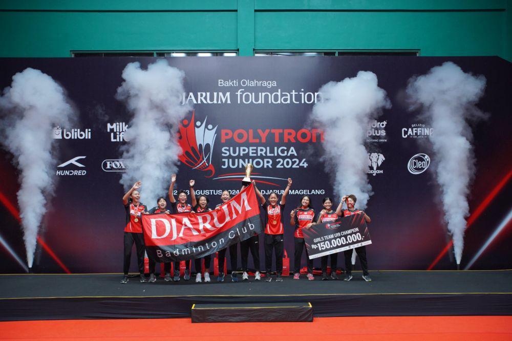 Tim PB Djarum mengangkat piala Liem Swie King setelah memastikan keluar sebagai juara di kejuaraan Superliga U-19 putra yang berlangsung di GOR Djarum, Magelang, Jawa Tengah. (Dok. Superliga 2024).
