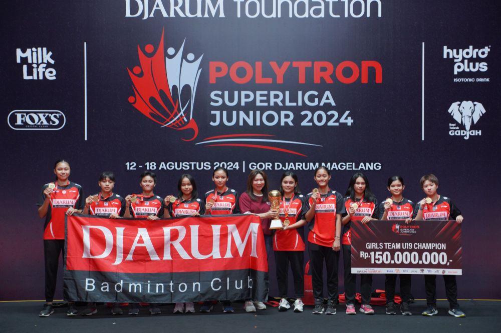 Tim PB Djarum mengangkat piala Liem Swie King setelah memastikan keluar sebagai juara di kejuaraan Superliga U-19 putra yang berlangsung di GOR Djarum, Magelang, Jawa Tengah. (Dok. Superliga 2024).