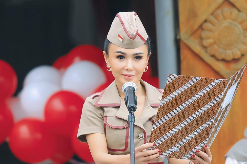 10 Potret Yuni Shara Upacara Bendera di Sekolah, Jadi Komandan!