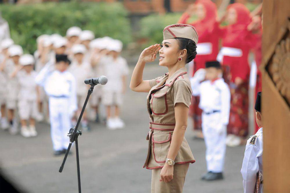 Potret Yuni Shara upacara bendera saat HUT RI (instagram.com/yunishara36)