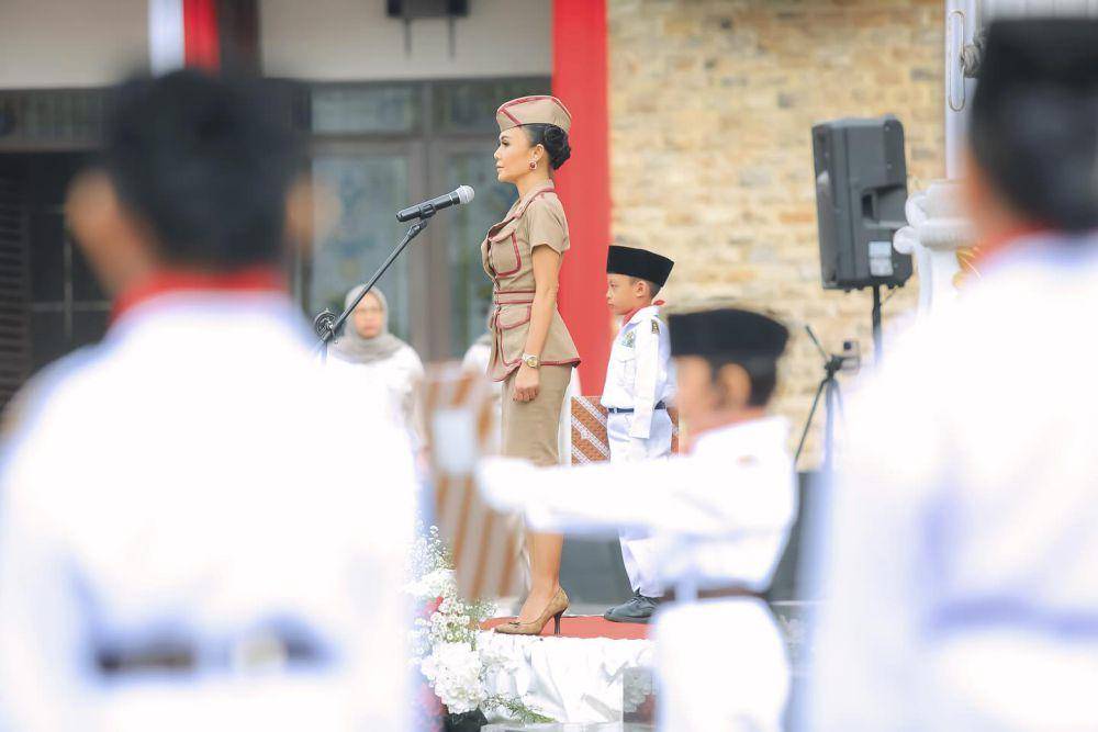 Potret Yuni Shara upacara bendera saat HUT RI (instagram.com/yunishara36)