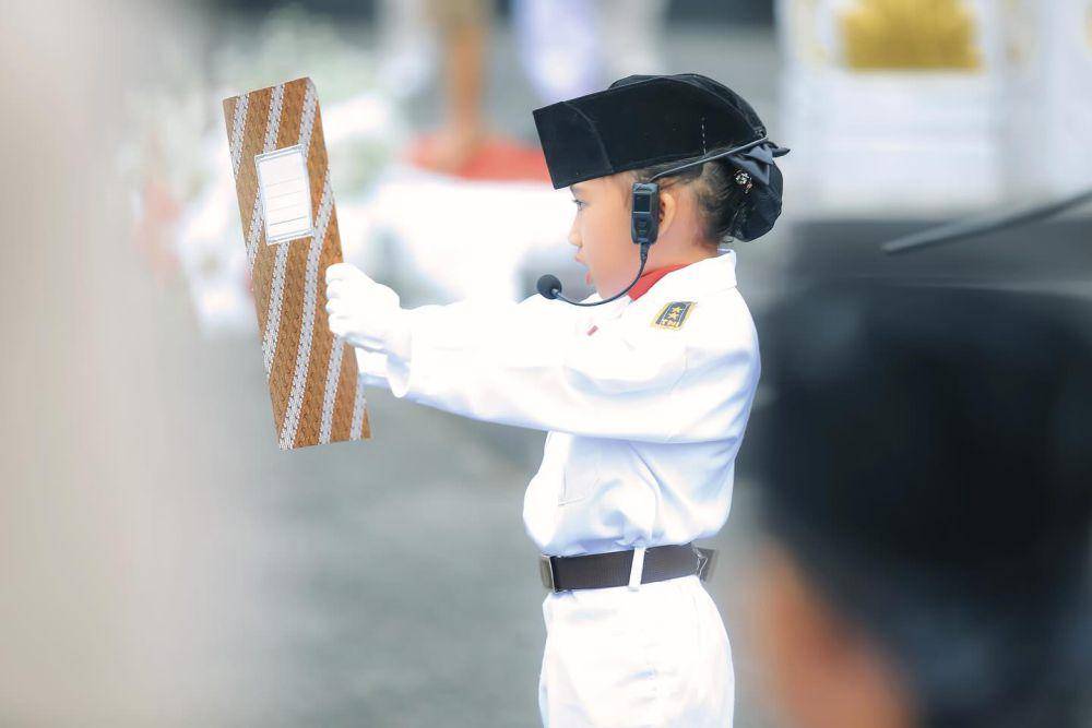 Potret Yuni Shara upacara bendera saat HUT RI (instagram.com/yunishara36)