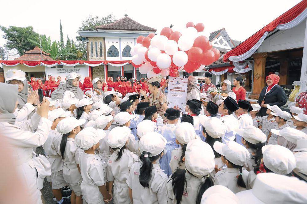 Potret Yuni Shara upacara bendera saat HUT RI (instagram.com/yunishara36)