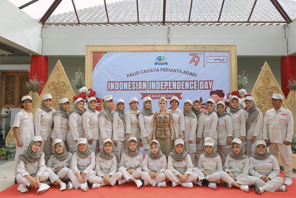 Potret Yuni Shara upacara bendera saat HUT RI (instagram.com/yunishara36)