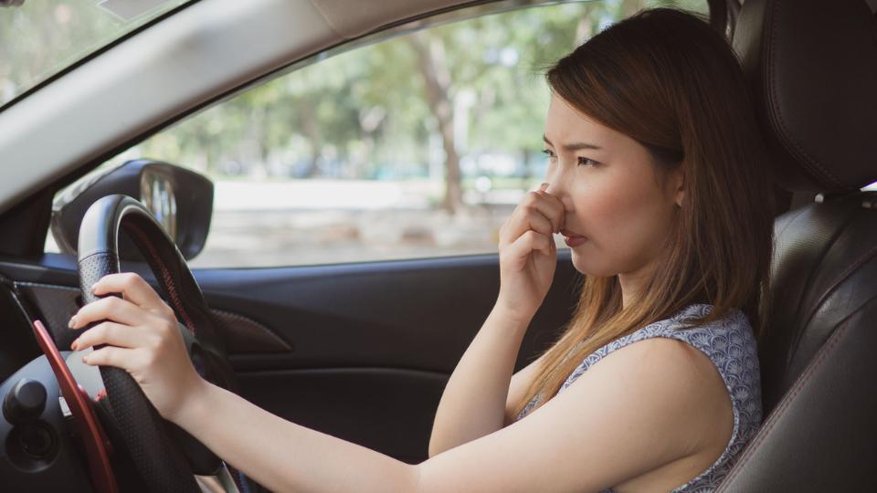 5 Penyebab Kabin Mobil Bau Tidak Sedap, Jangan Dibiasakan!