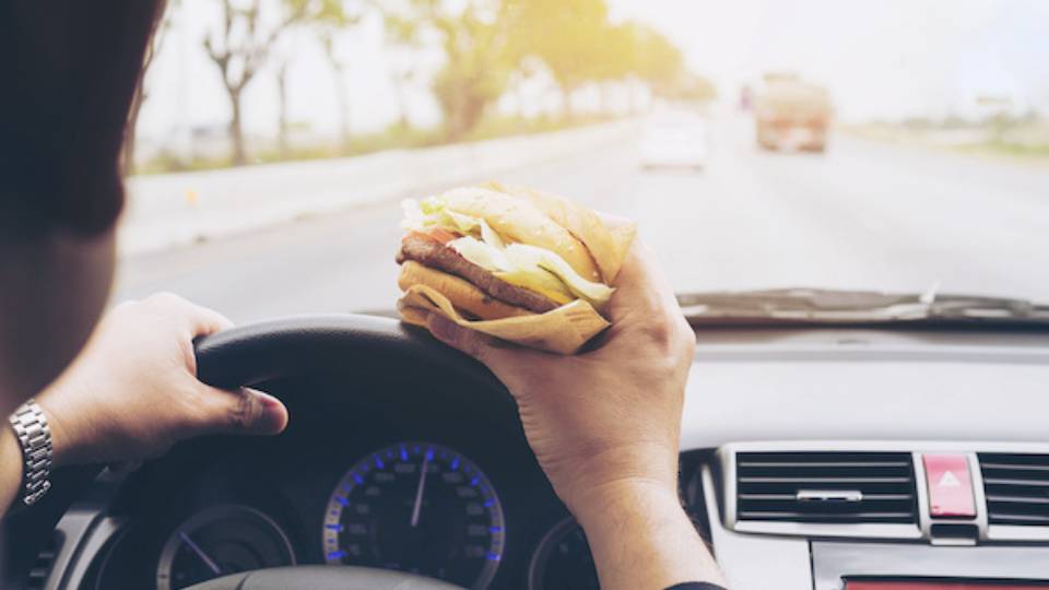 Ilustrasi mengemudi sambil makan (theautotrends.com)