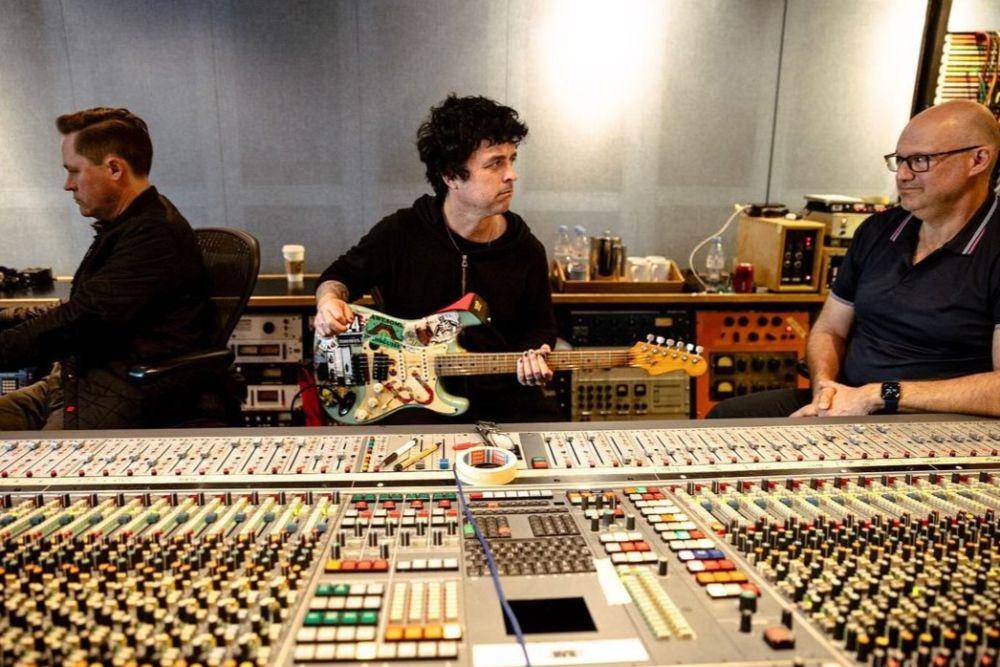 Billie Joe Armstrong di studio rekaman (instagram.com/greenday)