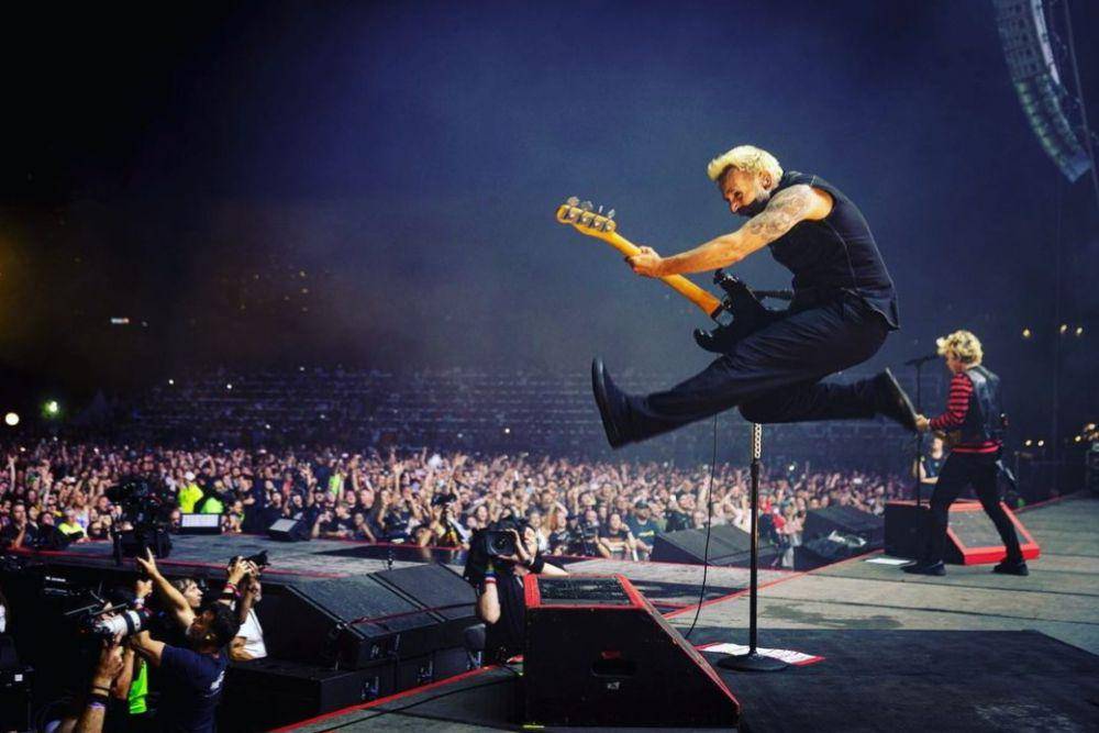 potret Mike Dirnt di atas panggung (instagram.com/mikedirnt)