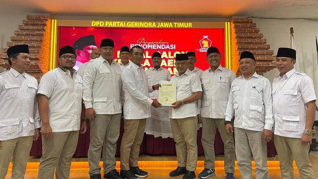 Sanusi saat menerima surat rekomendasi dari DPD Partai Gerindra. (IDN Times/Istimewa)
